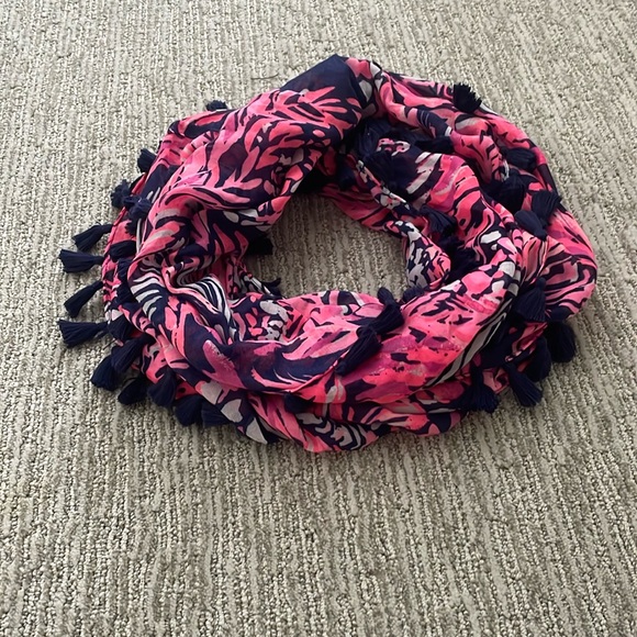 Lilly Pulitzer scarf - Picture 1 of 4